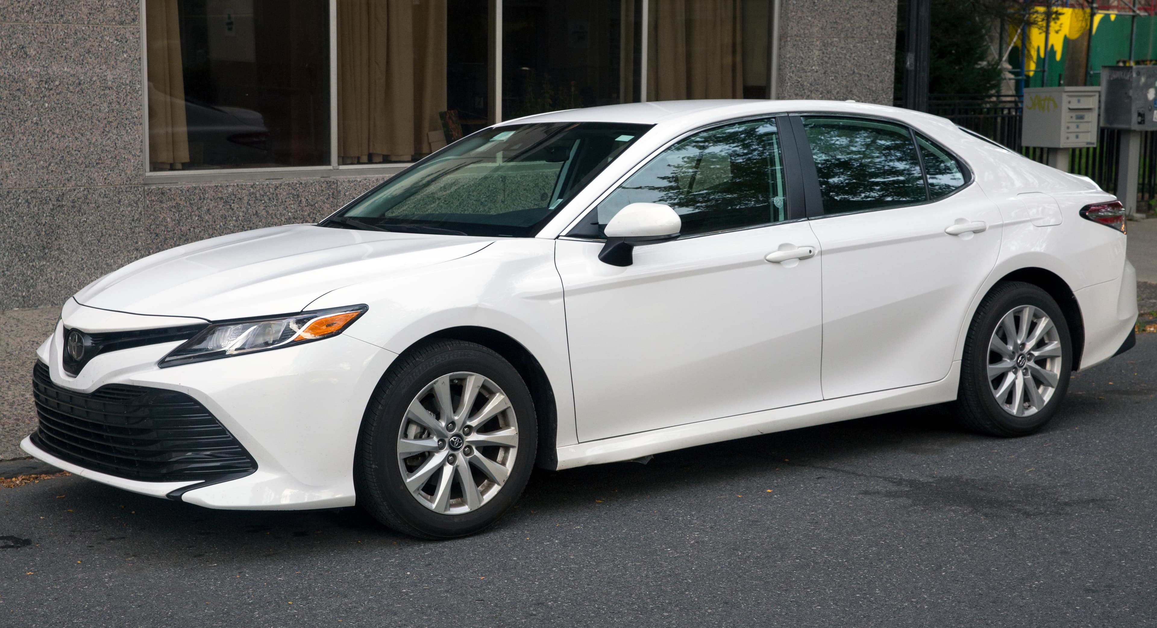 2019 Toyota Camry thumbnail 3